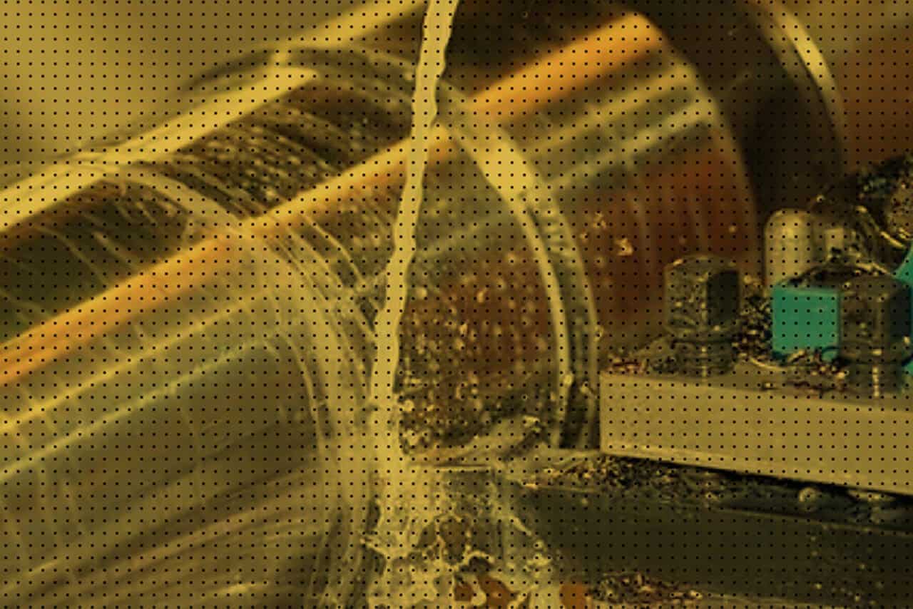 Parte de uma máquina de produção em aço inox, destacando componentes metálicos e eletrônicos utilizados na fabricação industrial.